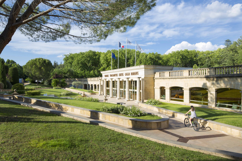 Das Thermalbad von Gréoux-les-Bains von außen